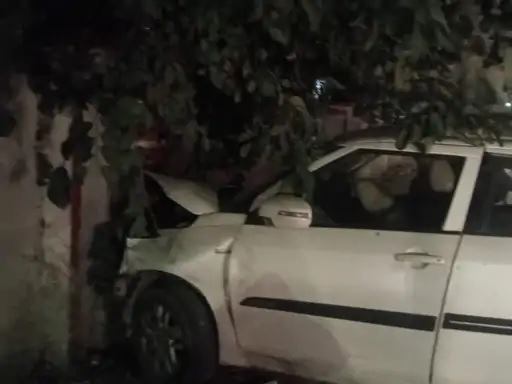 दीवार से टकराई कार। दीवार से टकराई कार।