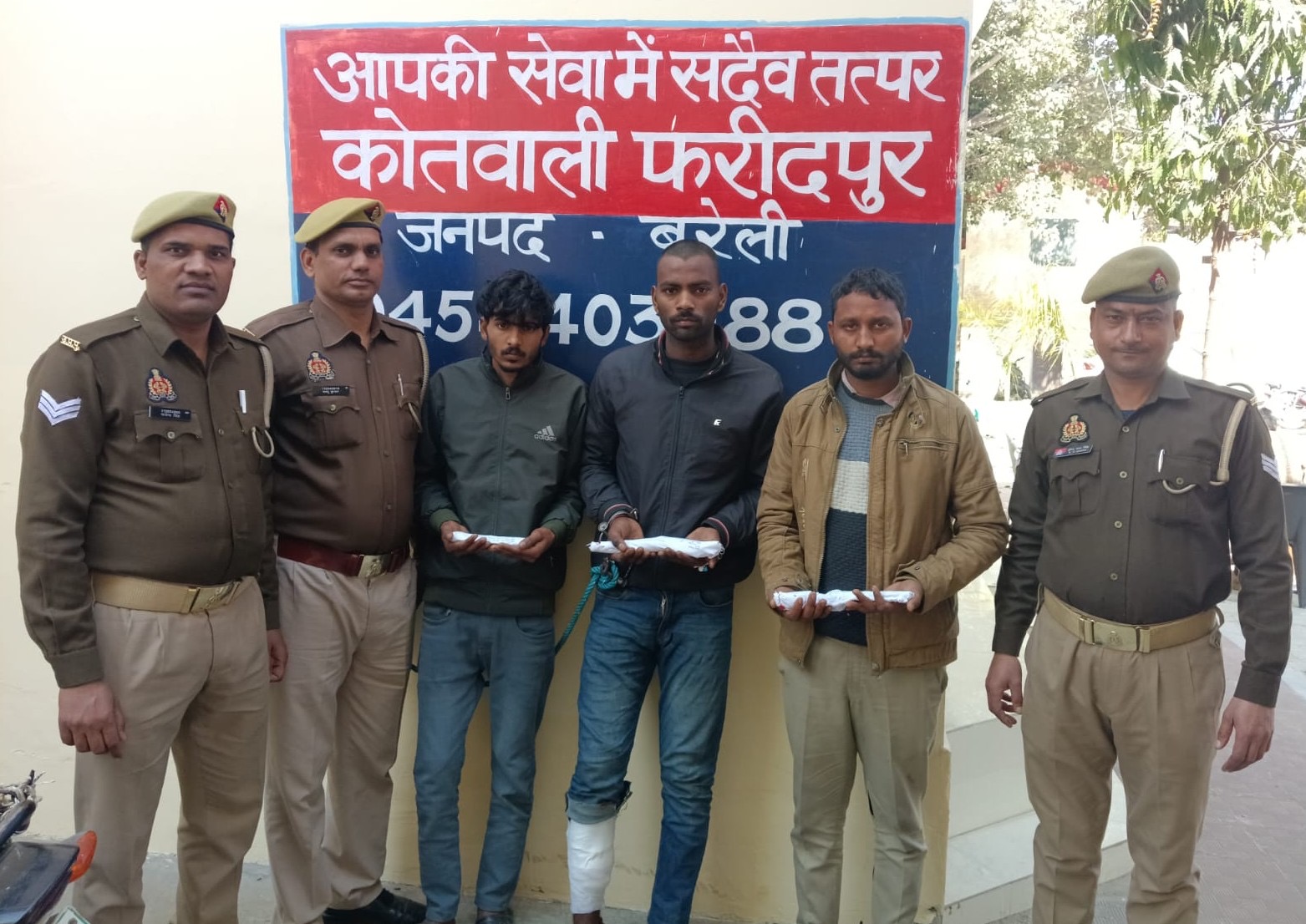 पुलिस मुठभेड़ में अंतर-जनपदीय गैंग के तीन बदमाश गिरफ्तार, अवैध हथियार बरामद पुलिस मुठभेड़ में अंतर-जनपदीय गैंग के तीन बदमाश गिरफ्तार, अवैध हथियार बरामद