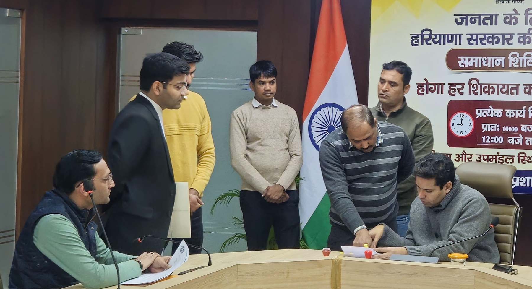 फोटो नंबर-03: गुरुग्राम के लघु सचिवालय में शिकायतें सुनते एसडीएम रविंद्र कुमार।