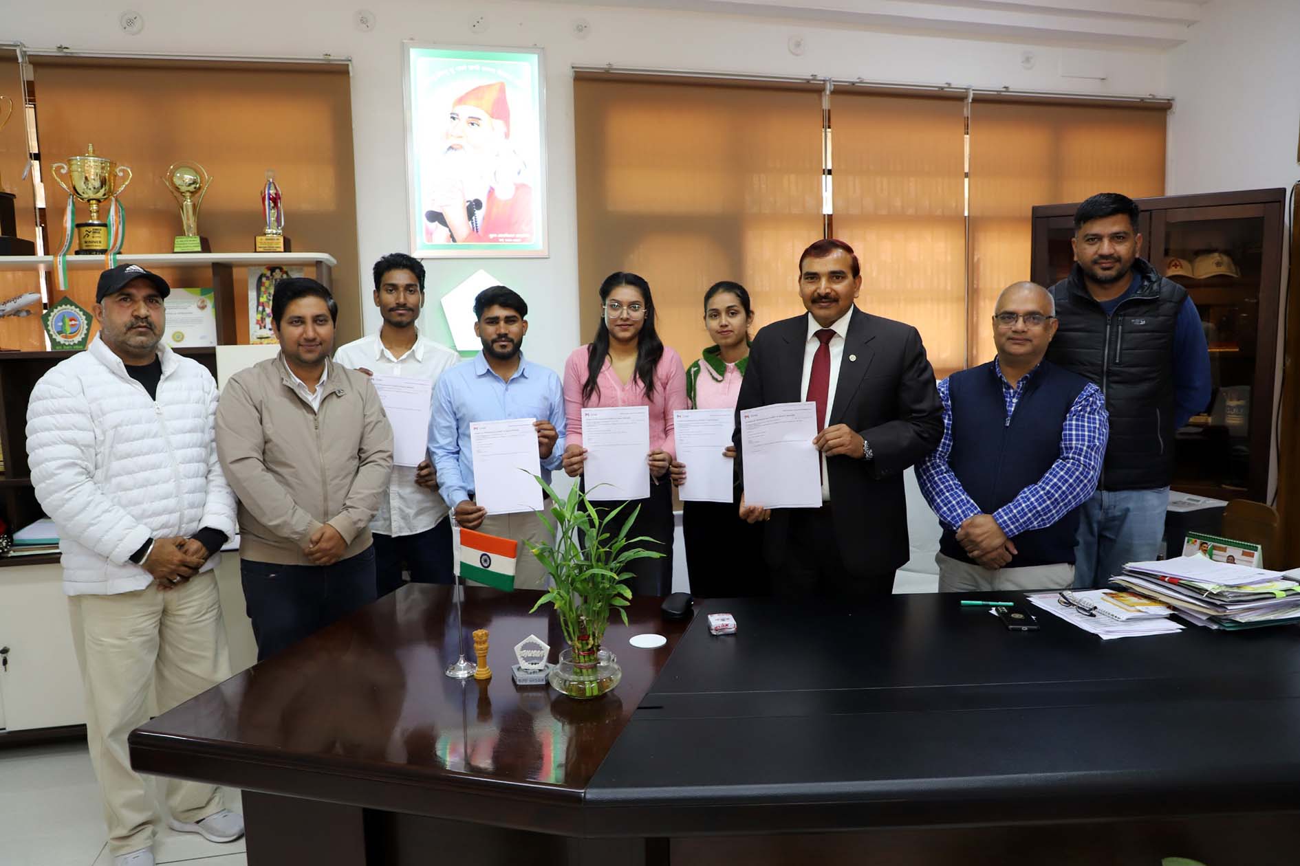 अंतरराष्ट्रीय कंपनी में चयनित प्रिंटिंग टेक्नोलॉजी विभाग के विद्यार्थियों को प्रोत्साहित करते कुलपति प्रो. नरसी राम बिश्नोई। अंतरराष्ट्रीय कंपनी में चयनित प्रिंटिंग टेक्नोलॉजी विभाग के विद्यार्थियों को प्रोत्साहित करते कुलपति प्रो. नरसी राम बिश्नोई।