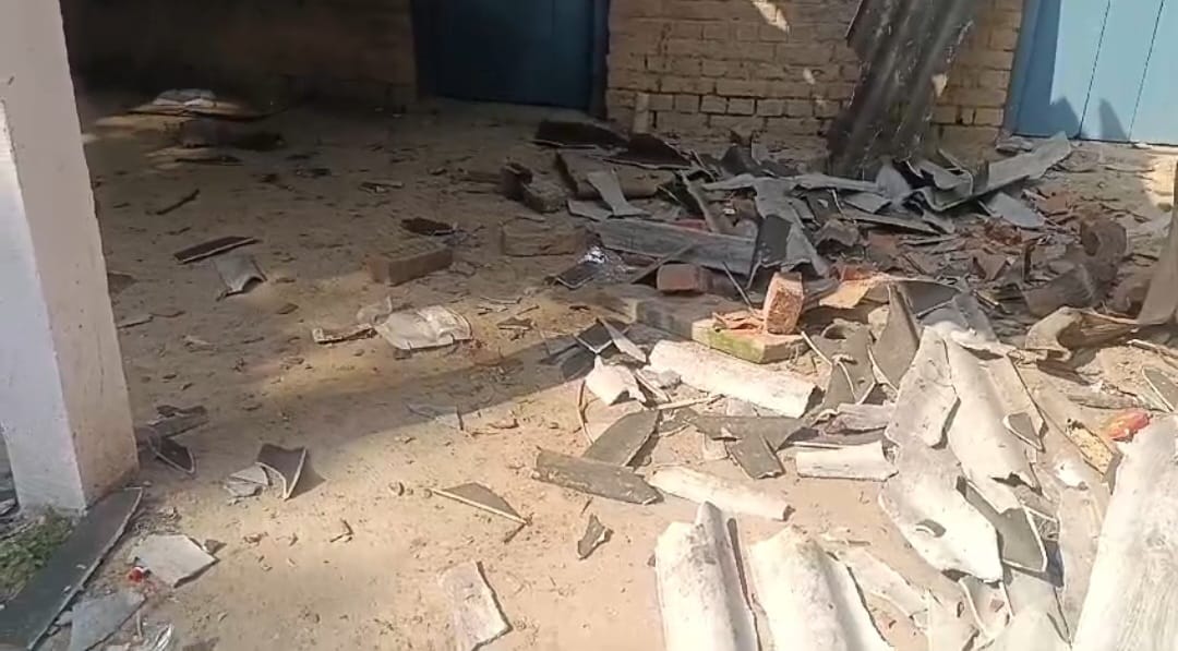 शराब की दुकान खुलने के विरोध में बसीरपुर गाँव, गुस्साई भीड़ ने फूंका मड़हा ,पुलिस छावनी में तब्दील