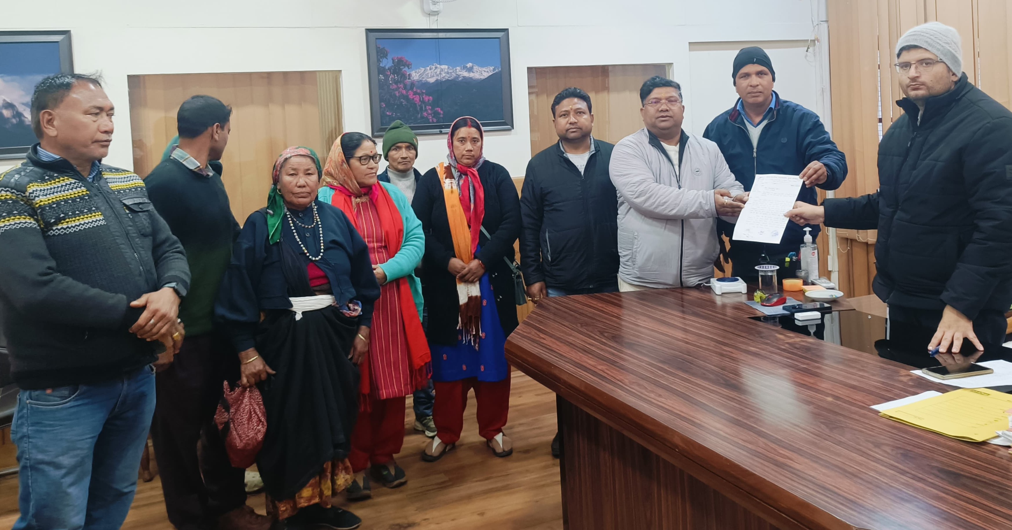 गोपेश्वर में जिलाधिकारी को ज्ञापन सौंपते हुए प्रभावित परिवार। गोपेश्वर में जिलाधिकारी को ज्ञापन सौंपते हुए प्रभावित परिवार।