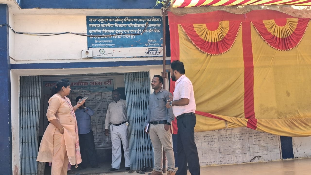मतदान केंद्रों का निरीक्षण करती हुई सामान्य प्रेक्षक प्रेमलता चंदेल। मतदान केंद्रों का निरीक्षण करती हुई सामान्य प्रेक्षक प्रेमलता चंदेल।