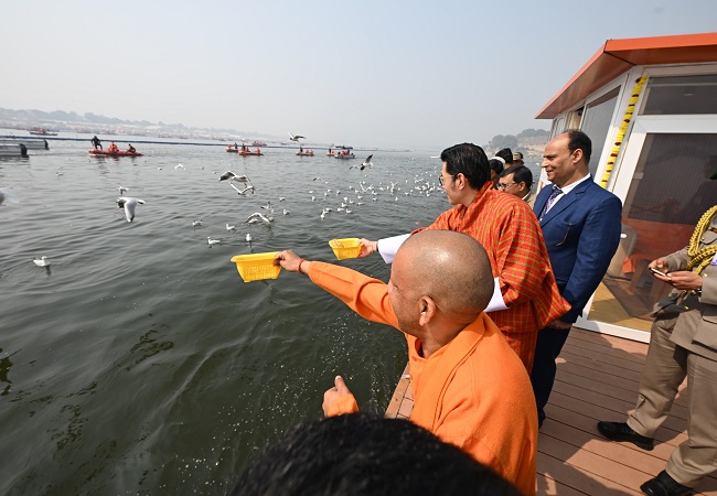 भूटान नरेश संगम पर पक्षियों को दाना खिलाते हुए भूटान नरेश संगम पर पक्षियों को दाना खिलाते हुए