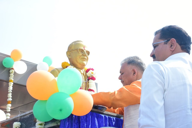मंत्री इन्दर सिंह परमार ने डॉ. अंबेडकर की प्रतिमा का किया अनावरण मंत्री इन्दर सिंह परमार ने डॉ. अंबेडकर की प्रतिमा का किया अनावरण