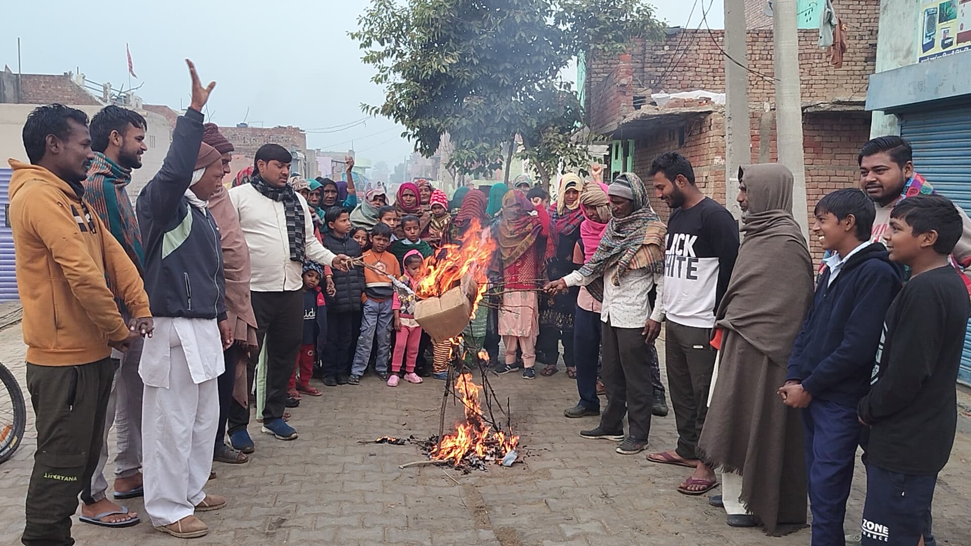 पुतला फूंकते हुए निर्माण मजदूर। पुतला फूंकते हुए निर्माण मजदूर।