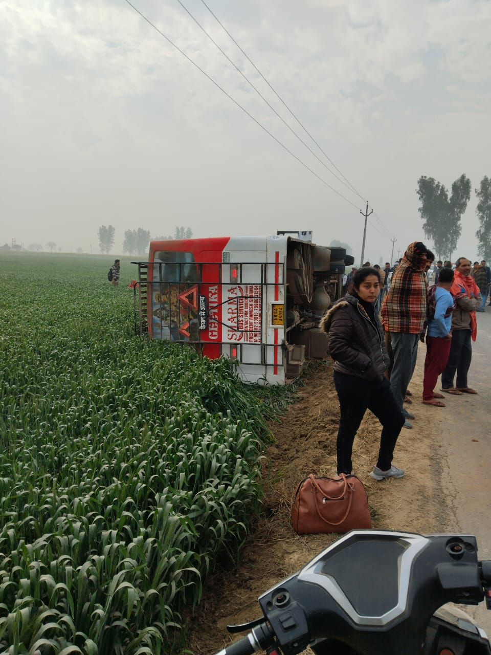 खेतों में पलटी हुई बस खेतों में पलटी हुई बस