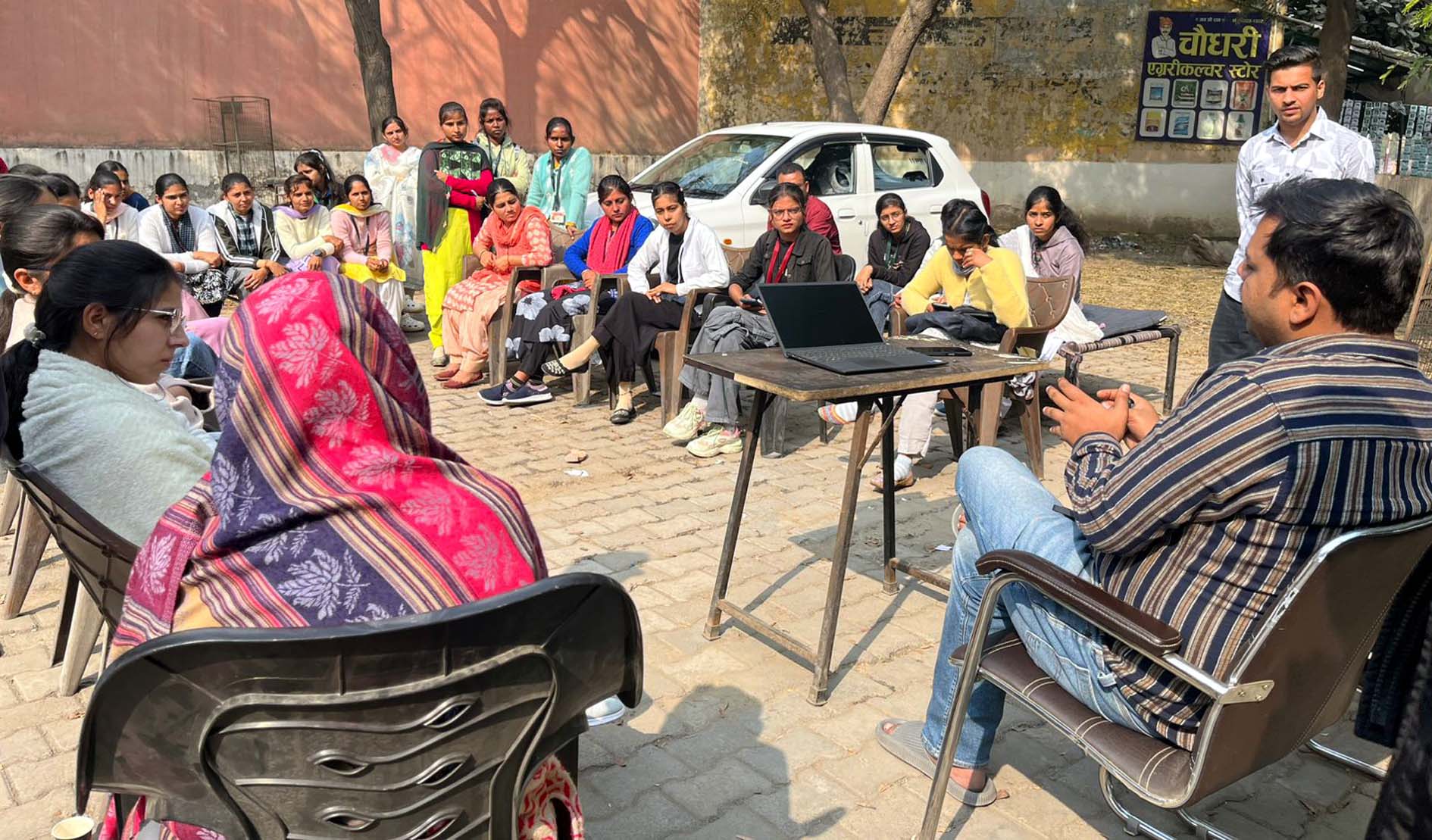 साइबर थाना के दौरे पर आए एफजीएफ कॉलेज के विद्यार्थी व स्टाफ सदस्याें काे जानकारी देते पुलिस कर्मचारी। साइबर थाना के दौरे पर आए एफजीएफ कॉलेज के विद्यार्थी व स्टाफ सदस्याें काे जानकारी देते पुलिस कर्मचारी।