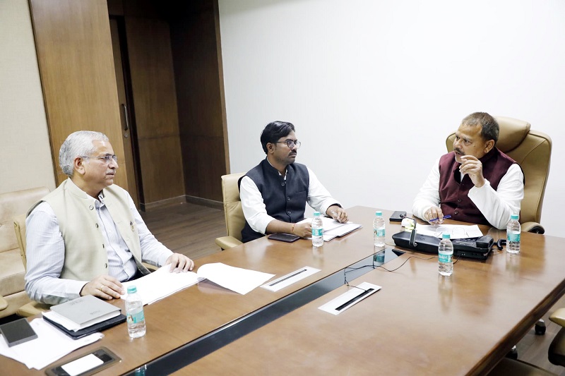 समीक्षा बैठक लेते हुए ऊर्जा मंत्री प्रद्युम्न सिंह तोमर समीक्षा बैठक लेते हुए ऊर्जा मंत्री प्रद्युम्न सिंह तोमर