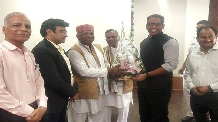 इंदौरः पद्मश्री सम्मान के लिए नामांकित भेरू सिंह चौहान का कलेक्टर ने किया स्वागत इंदौरः पद्मश्री सम्मान के लिए नामांकित भेरू सिंह चौहान का कलेक्टर ने किया स्वागत
