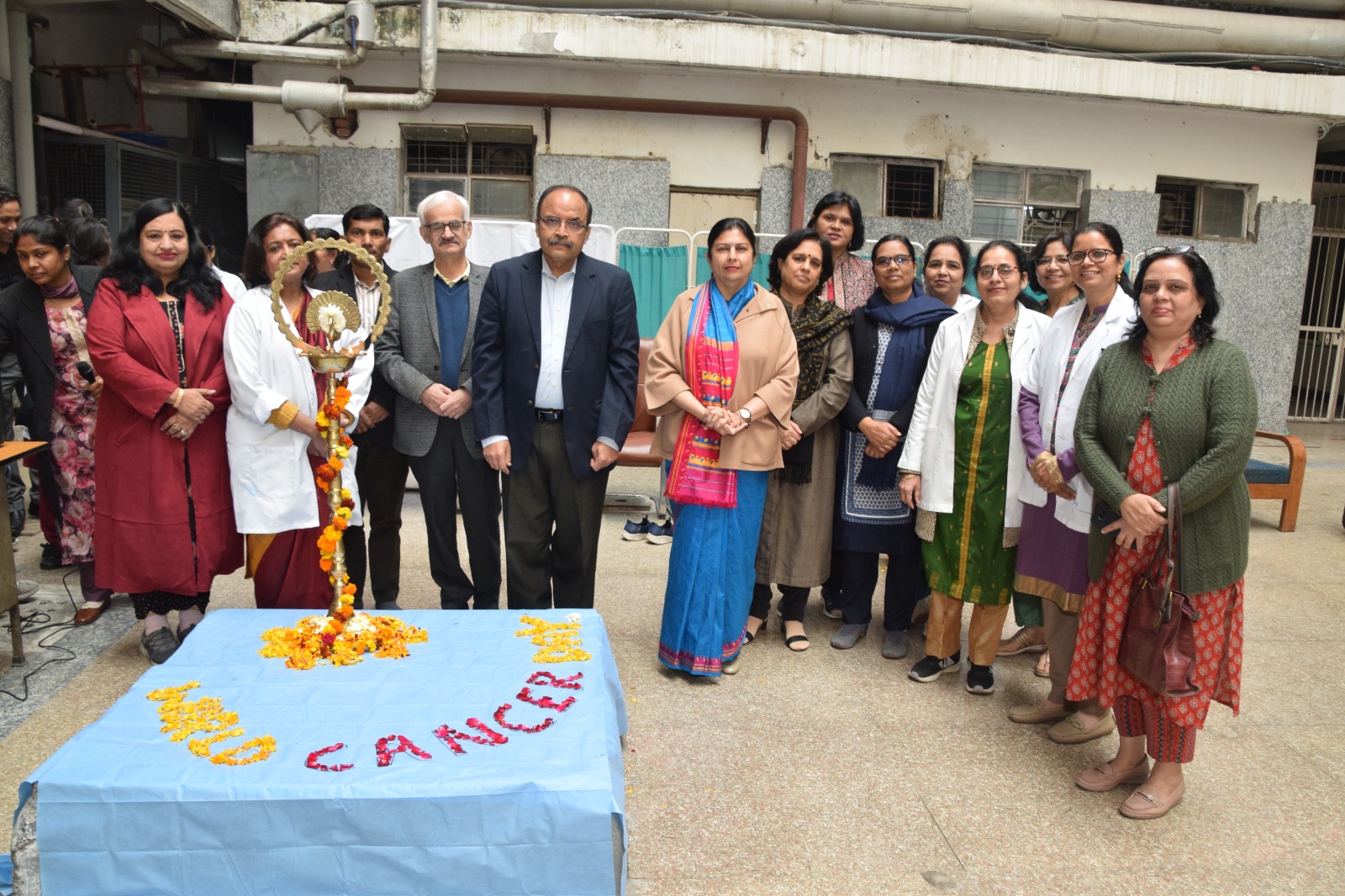 सफदरजंग अस्पताल में कैंसर जागरूकता दिवस के मौके पर आयोजित कार्यक्रम में चिकित्सक एवं अन्य स्टाफ सफदरजंग अस्पताल में कैंसर जागरूकता दिवस के मौके पर आयोजित कार्यक्रम में चिकित्सक एवं अन्य स्टाफ