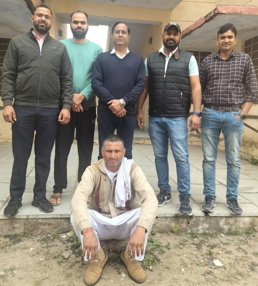 एंटी गैंगस्टर टास्क फोर्स की कार्रवाई: लाखों की अवैध शराब तस्करी के मामले में 10 साल से फरार आरोपी हरियाणा से दस्तयाब एंटी गैंगस्टर टास्क फोर्स की कार्रवाई: लाखों की अवैध शराब तस्करी के मामले में 10 साल से फरार आरोपी हरियाणा से दस्तयाब
