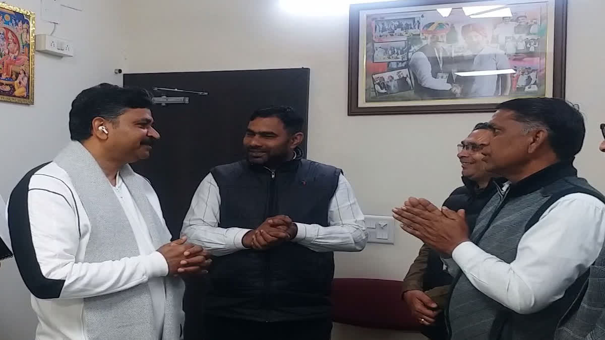 निवास पर जनसुनवाई करते जूली निवास पर जनसुनवाई करते जूली
