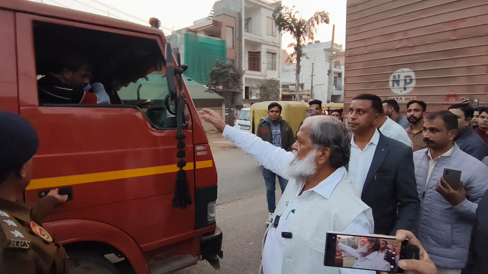हरियाणा के परिवहन मंत्री अनिल विज ओवरलाेड वाहनाें की जांच करते हुए हरियाणा के परिवहन मंत्री अनिल विज ओवरलाेड वाहनाें की जांच करते हुए