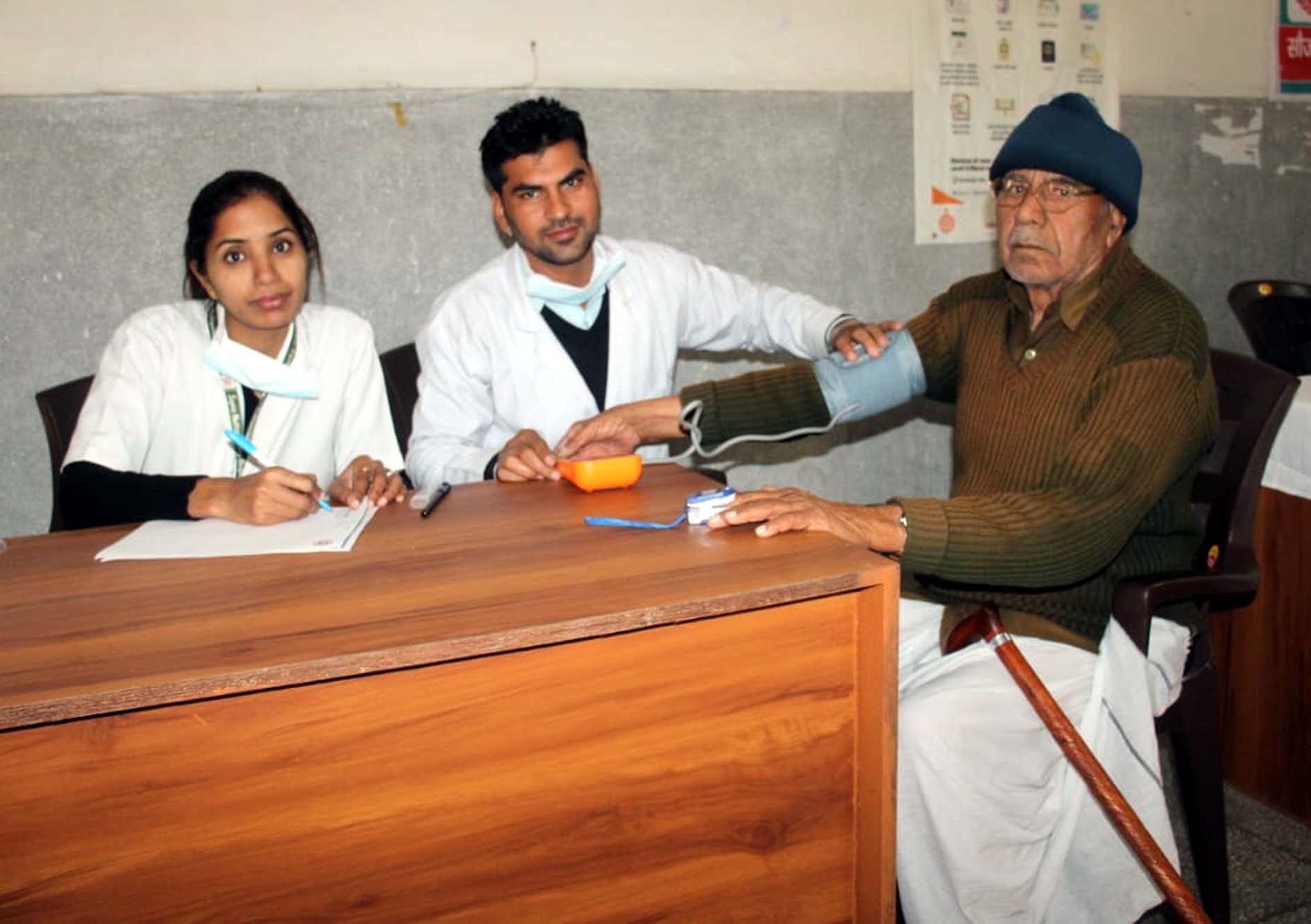 पुलिस कर्मचारियों की स्वास्थ्य जांच करते अस्पताल स्टाफ। पुलिस कर्मचारियों की स्वास्थ्य जांच करते अस्पताल स्टाफ।