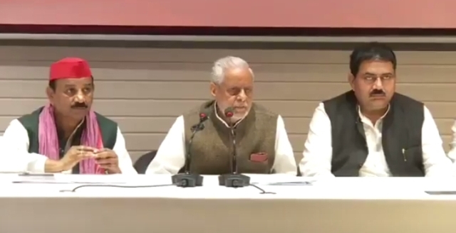 पत्रकारों से वार्ता करते मुख्य प्रवक्ता राजेन्द्र चौधरी (मध्य में), बांये ओर प्रदेश अध्यक्ष श्याम लाल (फोटो) पत्रकारों से वार्ता करते मुख्य प्रवक्ता राजेन्द्र चौधरी (मध्य में), बांये ओर प्रदेश अध्यक्ष श्याम लाल (फोटो)