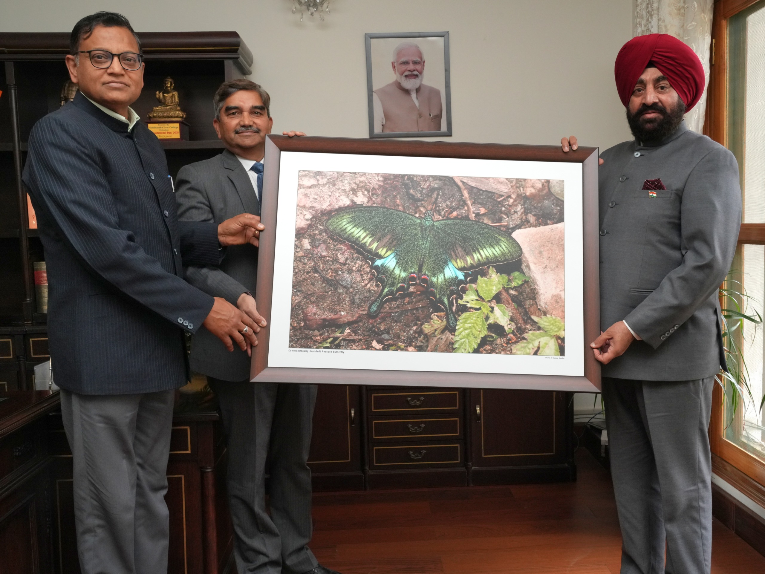 राज्यपाल लेफ्टिनेंट जनरल गुरमीत सिंह (से.नि.) मंगलवार को राजभवन में प्रमुख वन संरक्षक डॉ. धनंजय मोहन राज्यपाल को चित्र भेंट करते। राज्यपाल लेफ्टिनेंट जनरल गुरमीत सिंह (से.नि.) मंगलवार को राजभवन में प्रमुख वन संरक्षक डॉ. धनंजय मोहन राज्यपाल को चित्र भेंट करते।