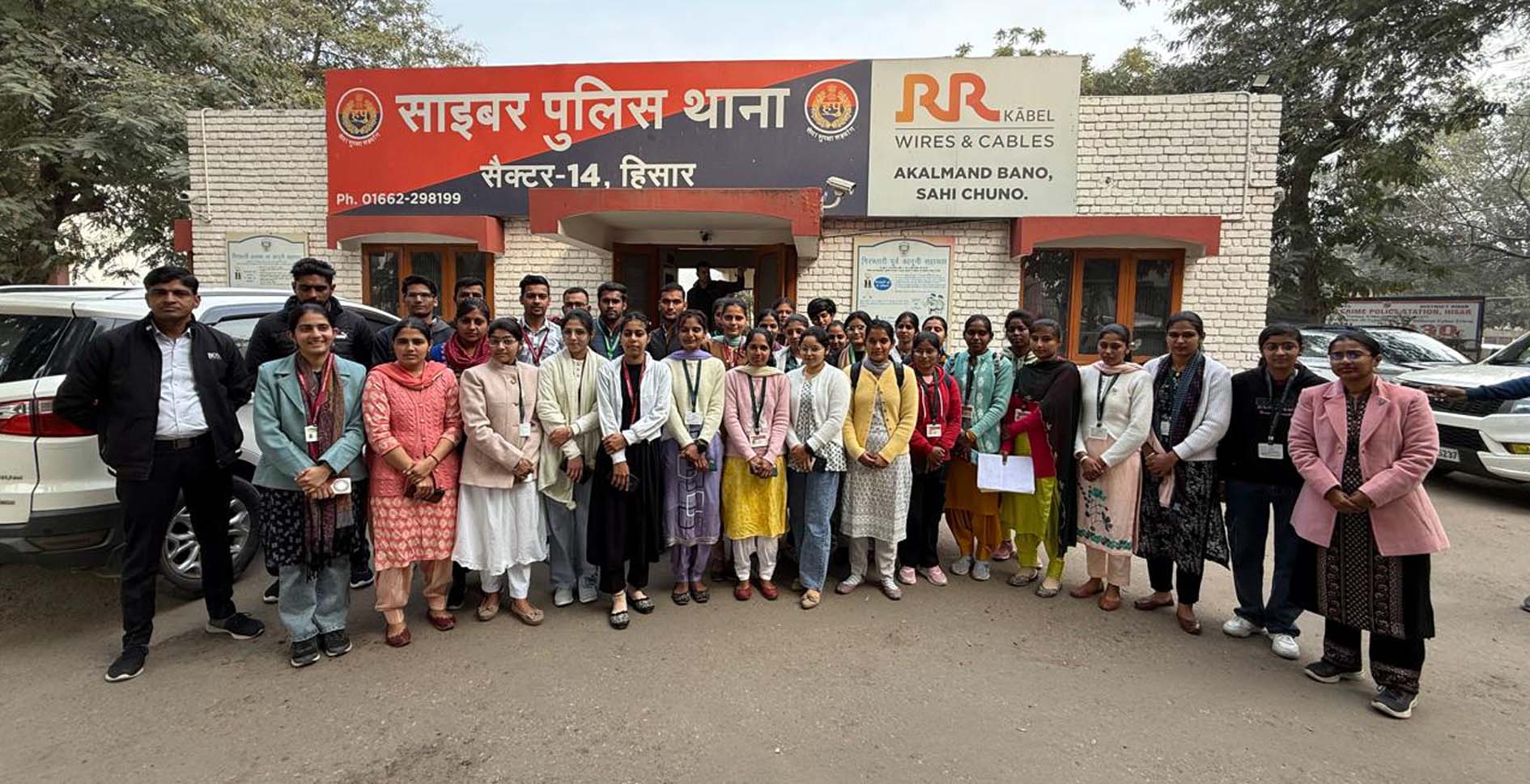 साइबर थाना के दौरे पर आए एफजीएफ कॉलेज के विद्यार्थी व स्टाफ सदस्य । साइबर थाना के दौरे पर आए एफजीएफ कॉलेज के विद्यार्थी व स्टाफ सदस्य ।