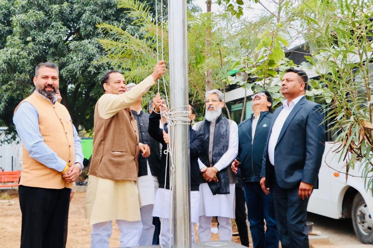 हरियाणा भाजपा अध्यक्ष मोहनलाल पंचकूला स्थित पार्टी मुख्यालय में ध्वज फहराते हुए हरियाणा भाजपा अध्यक्ष मोहनलाल पंचकूला स्थित पार्टी मुख्यालय में ध्वज फहराते हुए