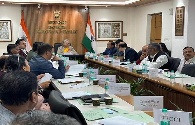 वस्त्र मिशन के तहत आयोजित बैठक की अध्यक्षता करते कपड़ा सचिव वस्त्र मिशन के तहत आयोजित बैठक की अध्यक्षता करते कपड़ा सचिव