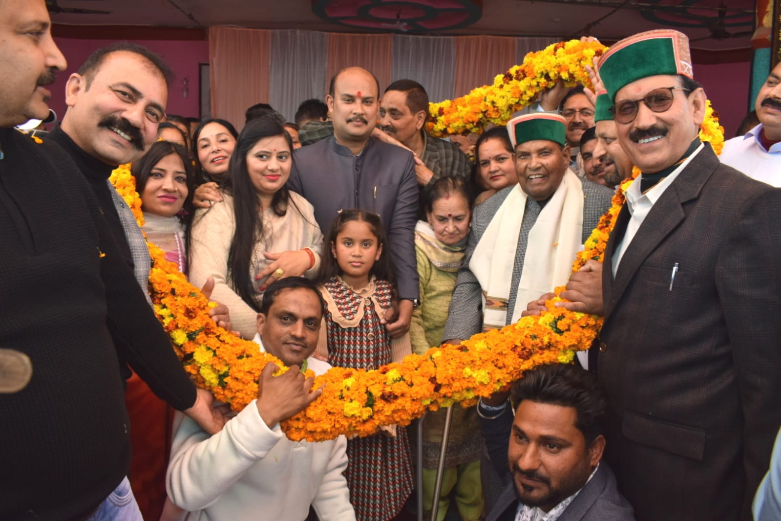 आयुष मंत्री के जन्मदिन पर समर्थक उनके साथ। आयुष मंत्री के जन्मदिन पर समर्थक उनके साथ।
