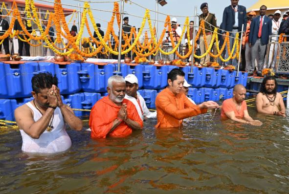 संगम में स्नान करते भूटान नरेश संगम में स्नान करते भूटान नरेश