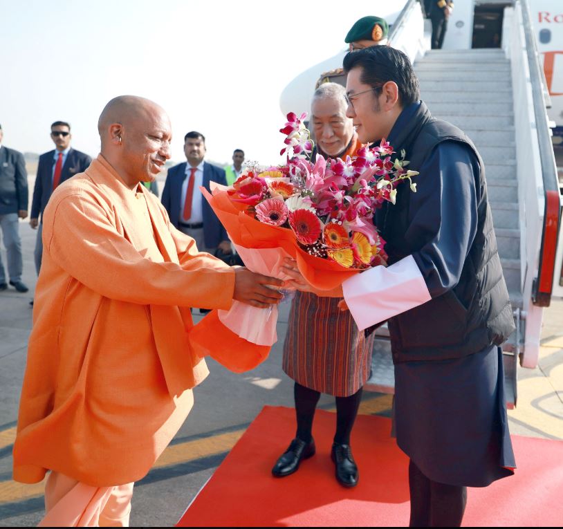 भूटान नरेश का स्वागत करते मुख्यमंत्री योगी आदित्यनाथ भूटान नरेश का स्वागत करते मुख्यमंत्री योगी आदित्यनाथ