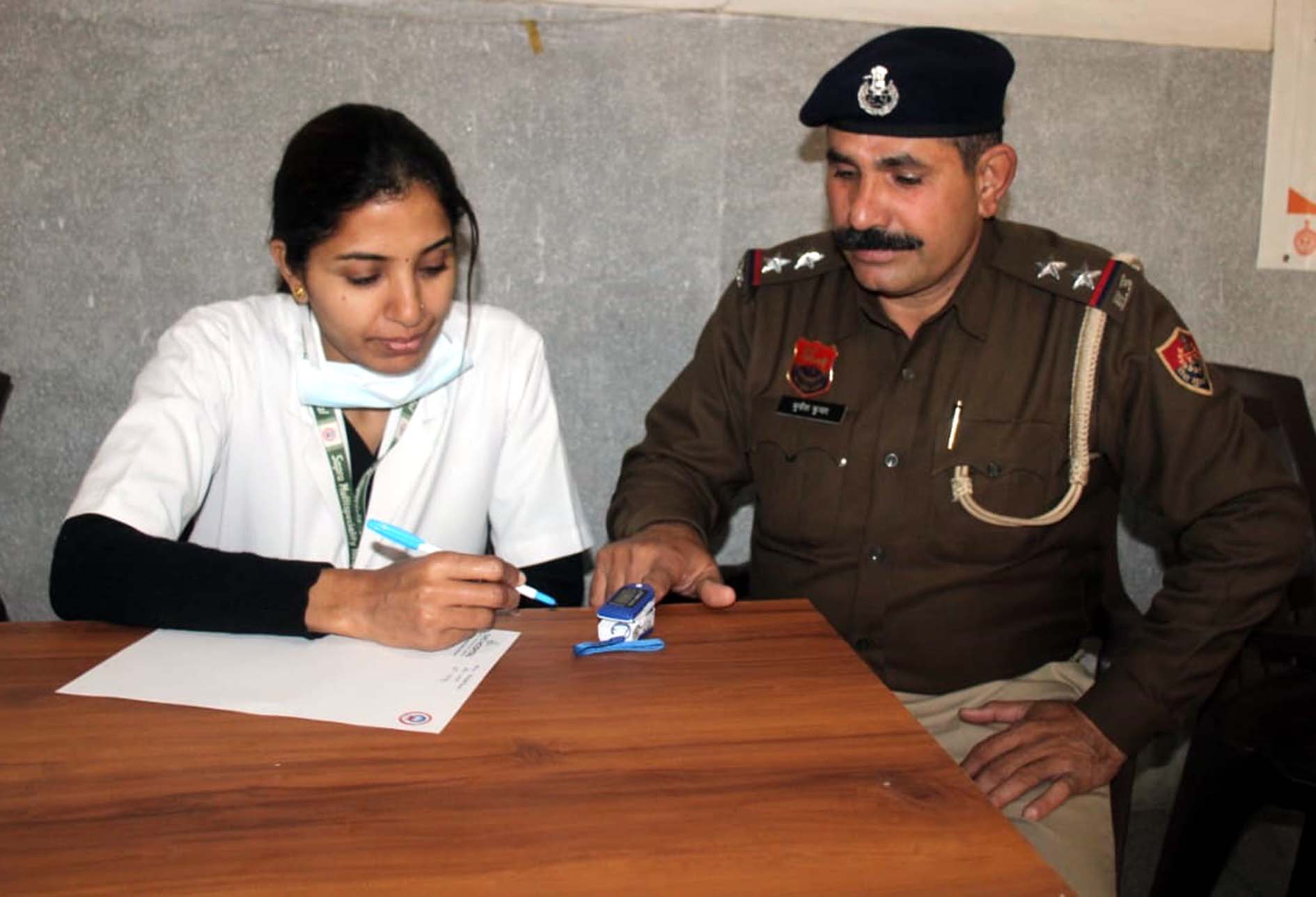 पुलिस कर्मचारियों की स्वास्थ्य जांच करते अस्पताल स्टाफ। पुलिस कर्मचारियों की स्वास्थ्य जांच करते अस्पताल स्टाफ।