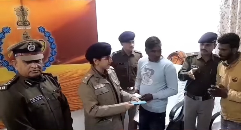 चोरी गए और गुम हुए ढाई करोड़ के 842 मोबाइल बरामद चोरी गए और गुम हुए ढाई करोड़ के 842 मोबाइल बरामद