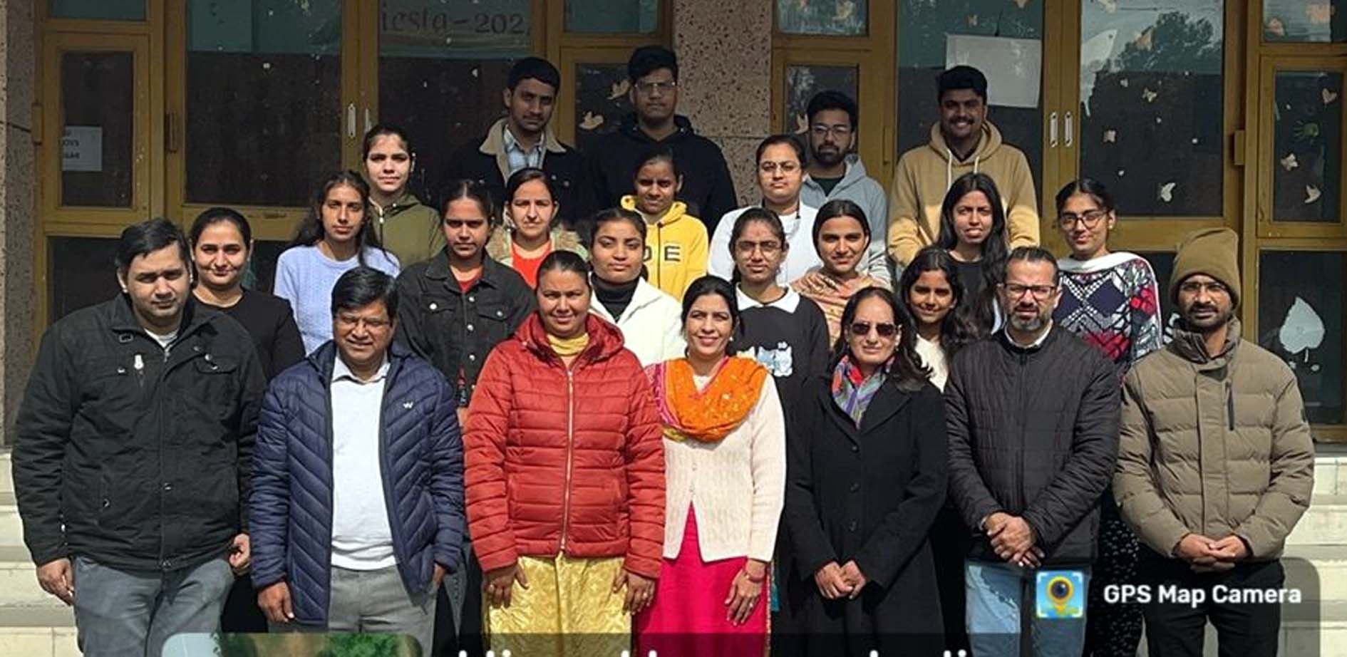 लुवास में भ्रमण पर जाते दयानंद कॉलेज के विद्यार्थी व शिक्षक। लुवास में भ्रमण पर जाते दयानंद कॉलेज के विद्यार्थी व शिक्षक।