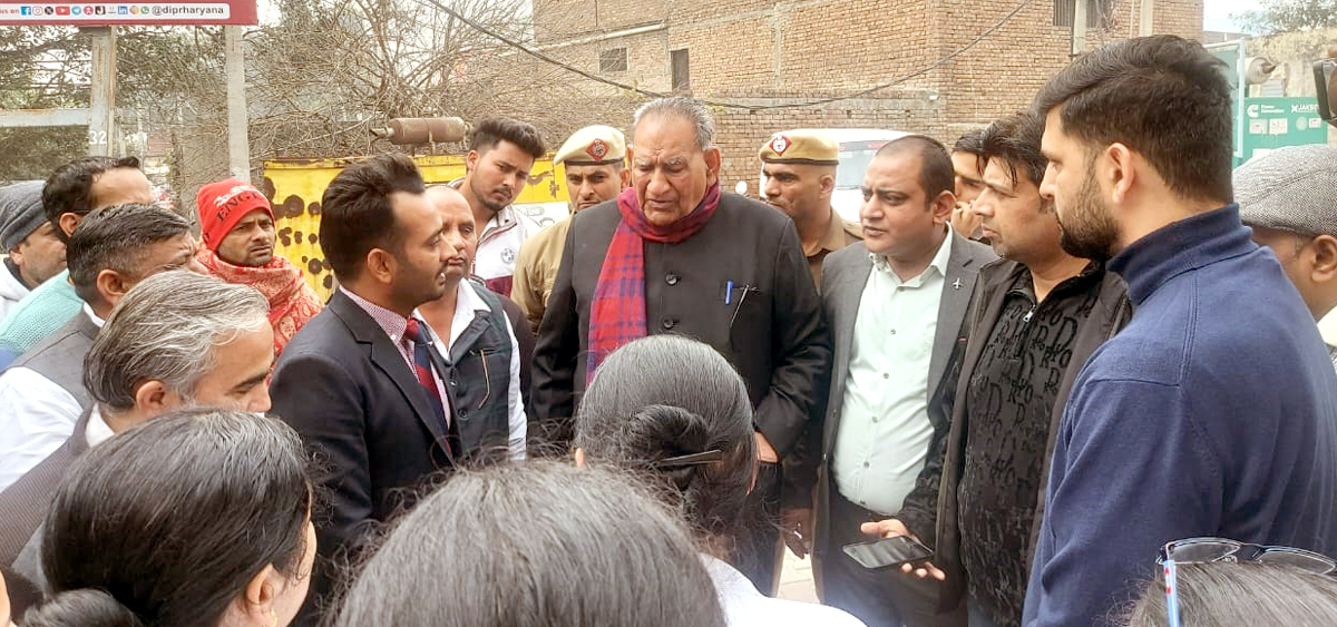 नागरिक अस्पताल में डाक्टरों से बात करते हुए विधायक रामकुमार गौत्तम। नागरिक अस्पताल में डाक्टरों से बात करते हुए विधायक रामकुमार गौत्तम।