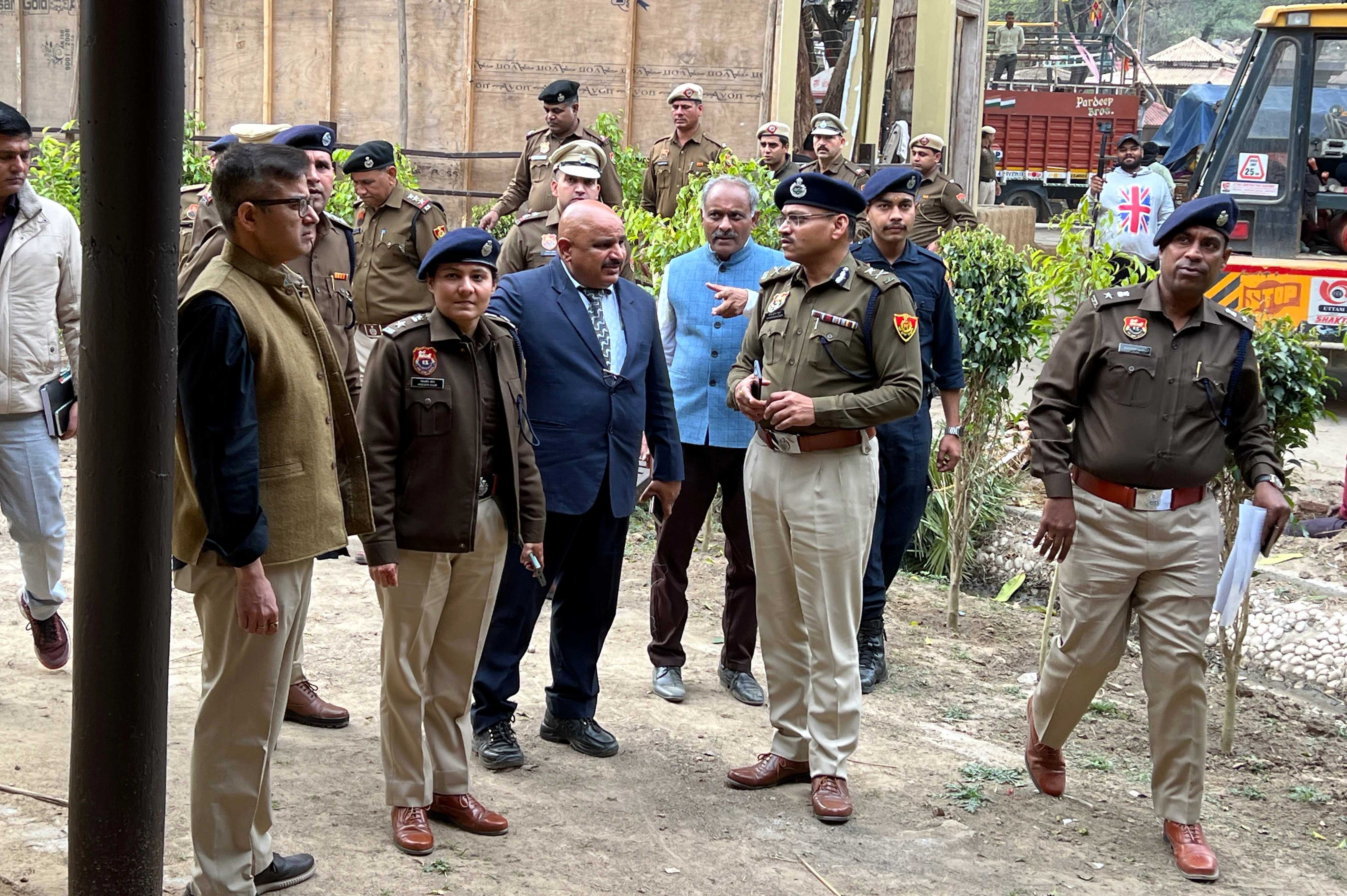पुलिस आयुक्त सतेंद्र कुमार गुप्ता सूरजकुंड मेले का जायजा लेते हुए पुलिस आयुक्त सतेंद्र कुमार गुप्ता सूरजकुंड मेले का जायजा लेते हुए