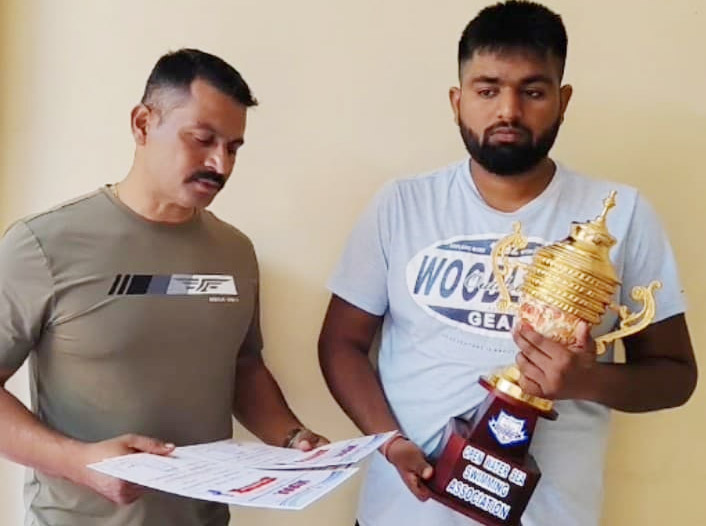 4 Snp-8 सोनीपत: चैनल पार करने के बाद ट्रॉफी व प्रमाण पत्र के साथ मुकुल दहिया 4 Snp-8 सोनीपत: चैनल पार करने के बाद ट्रॉफी व प्रमाण पत्र के साथ मुकुल दहिया