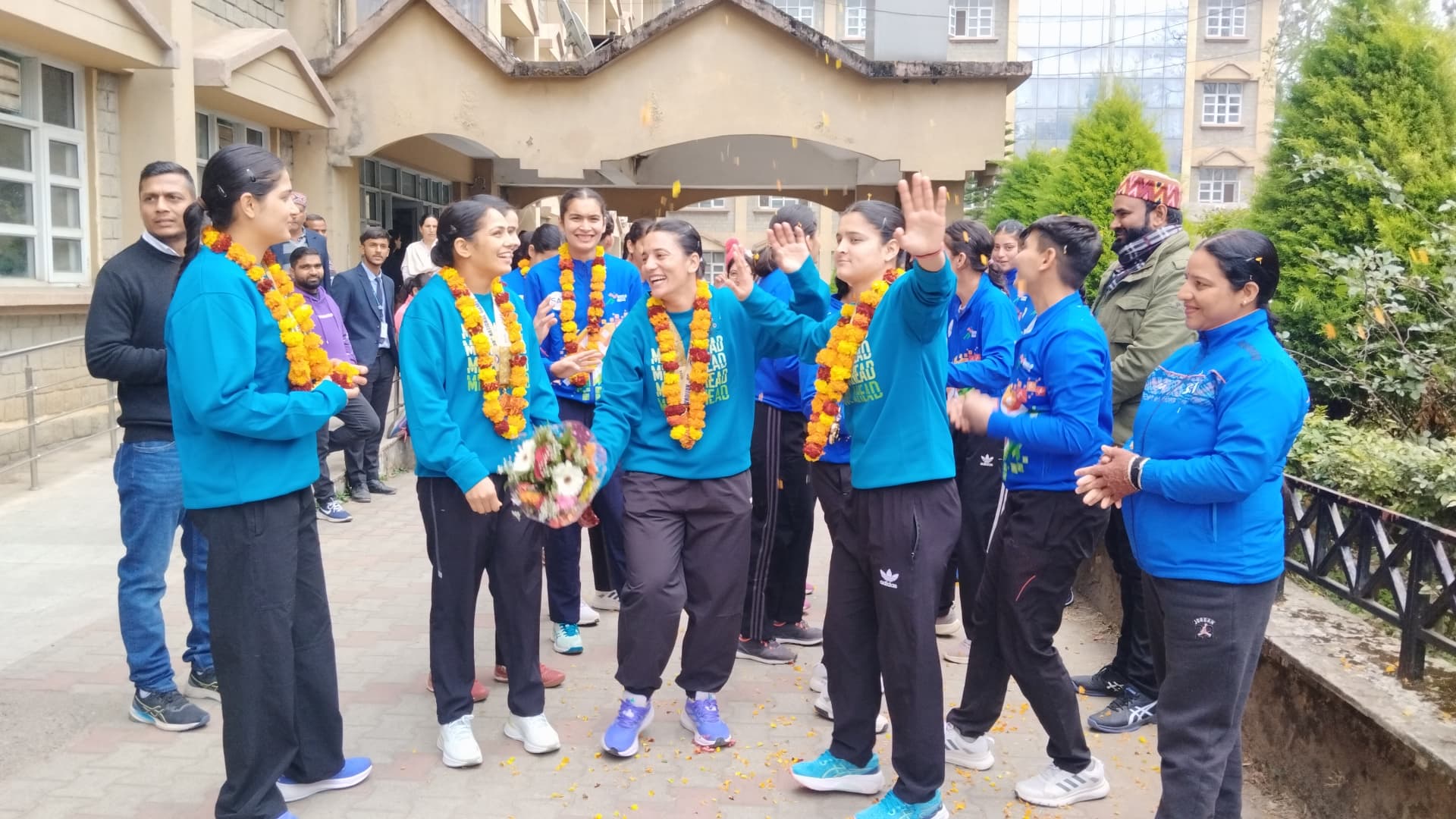 स्वागत रैली के दौरान कबड्डी टीम की खिलाड़ी। स्वागत रैली के दौरान कबड्डी टीम की खिलाड़ी।