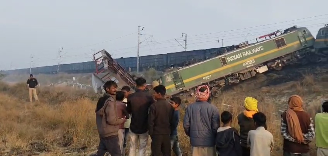 क्षतिग्रस्त ट्रेन के डिब्बे व राहत बचाव कार्य करते अधिकारी क्षतिग्रस्त ट्रेन के डिब्बे व राहत बचाव कार्य करते अधिकारी