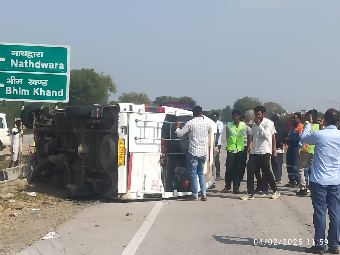 चित्तौड़गढ़ जिले में उदयपुर सिक्सलेन पर हादसे का शिकार हुई बस। चित्तौड़गढ़ जिले में उदयपुर सिक्सलेन पर हादसे का शिकार हुई बस।