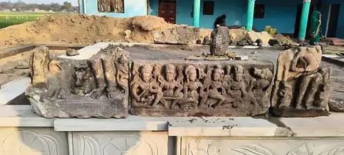 मंदिर खुदाई में निकली मूर्तियां मंदिर खुदाई में निकली मूर्तियां