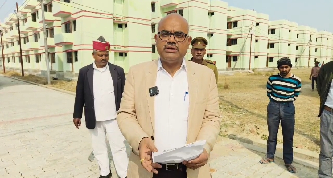 निरीक्षण के दौरान जिलाधिकारी जितेंद्र प्रताप सिंह