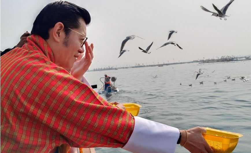 पक्षियों को दाना खिलाते भूटान नरेश पक्षियों को दाना खिलाते भूटान नरेश