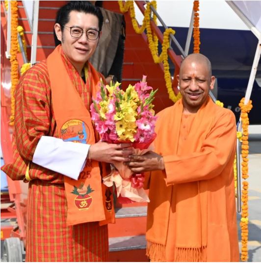 भूटान नरेश का स्वागत करते मुख्यमंत्री योगी आदित्यनाथ भूटान नरेश का स्वागत करते मुख्यमंत्री योगी आदित्यनाथ