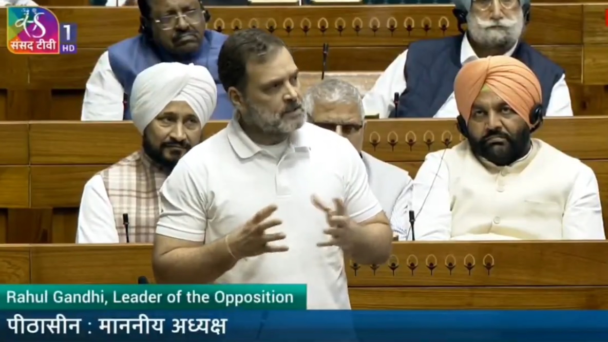 लोकसभा को संबोधित करते राहुल गांधी लोकसभा को संबोधित करते राहुल गांधी