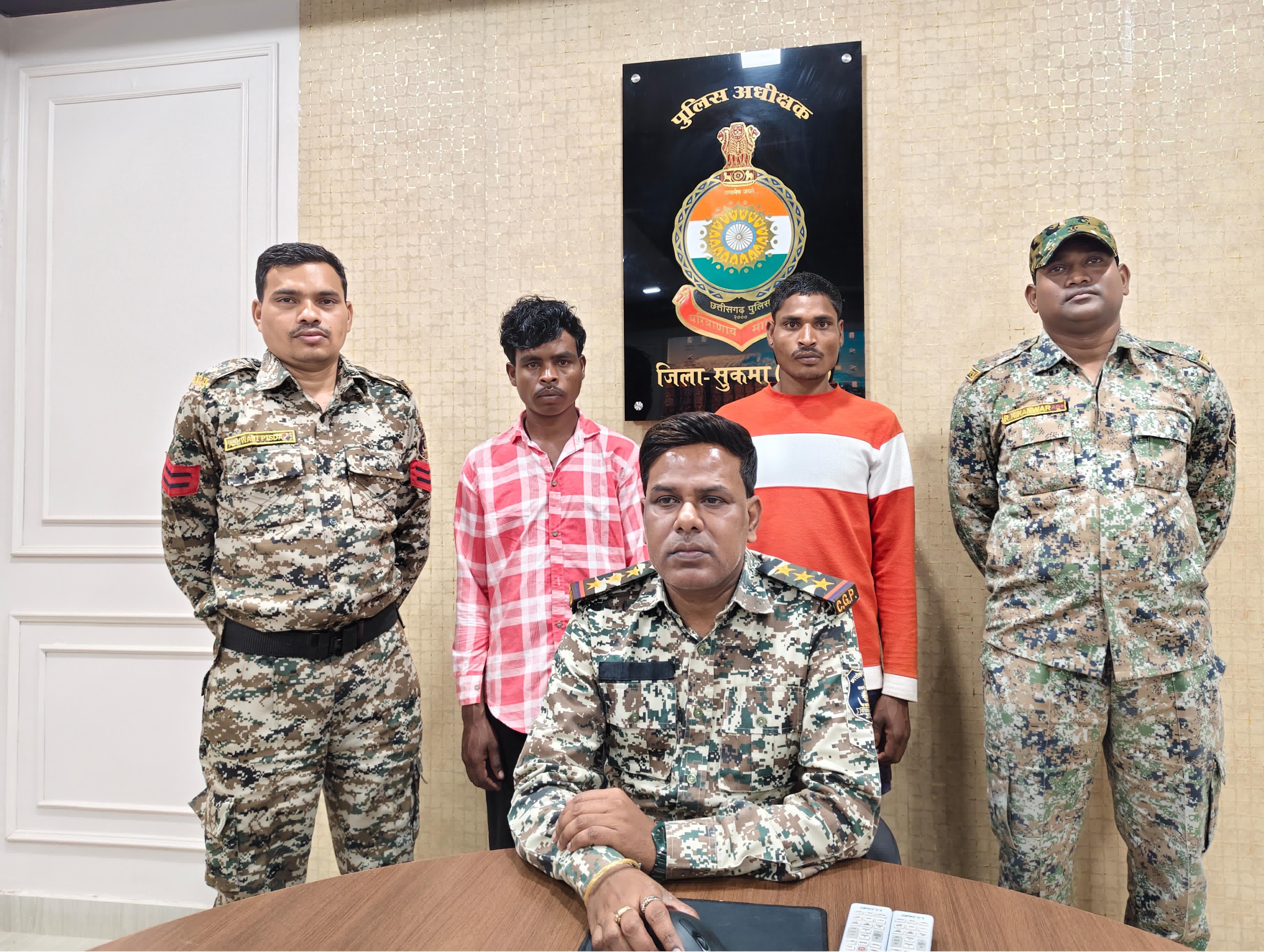 विस्फोटक के साथ एक ईनामी सहित दो नक्सलियों को पुलिस ने किया गिरफ्तार विस्फोटक के साथ एक ईनामी सहित दो नक्सलियों को पुलिस ने किया गिरफ्तार