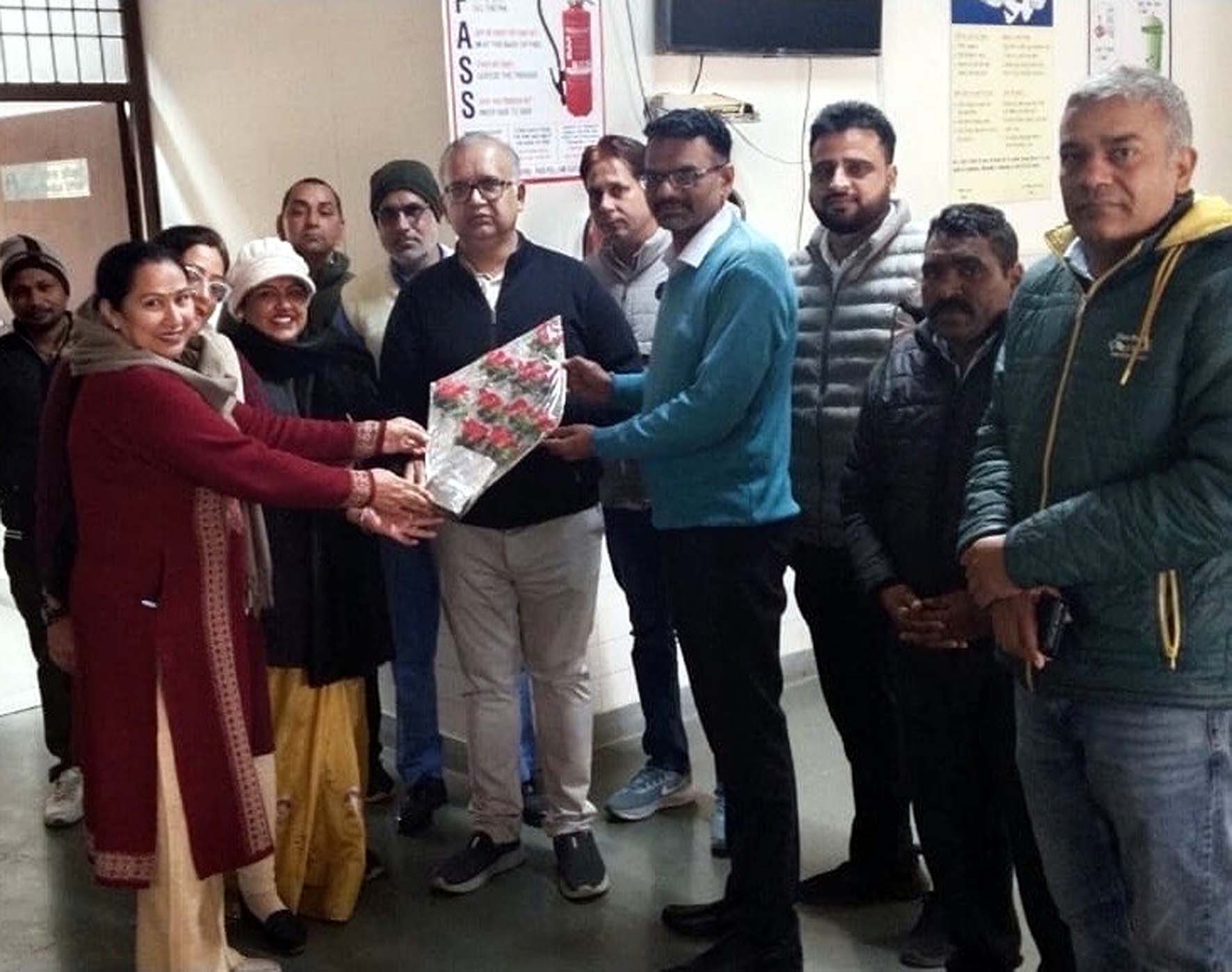 एसएमओ डॉ. नागेश महर्षि का स्वागत करते स्वास्थ्य कर्मचारी। एसएमओ डॉ. नागेश महर्षि का स्वागत करते स्वास्थ्य कर्मचारी।
