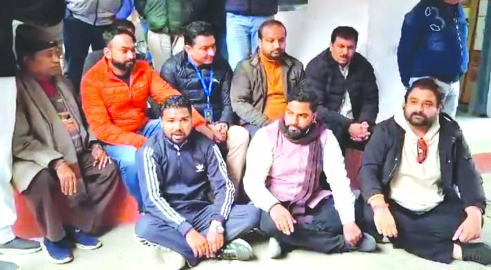 धरना देते कांग्रंेसी नेता धरना देते कांग्रंेसी नेता