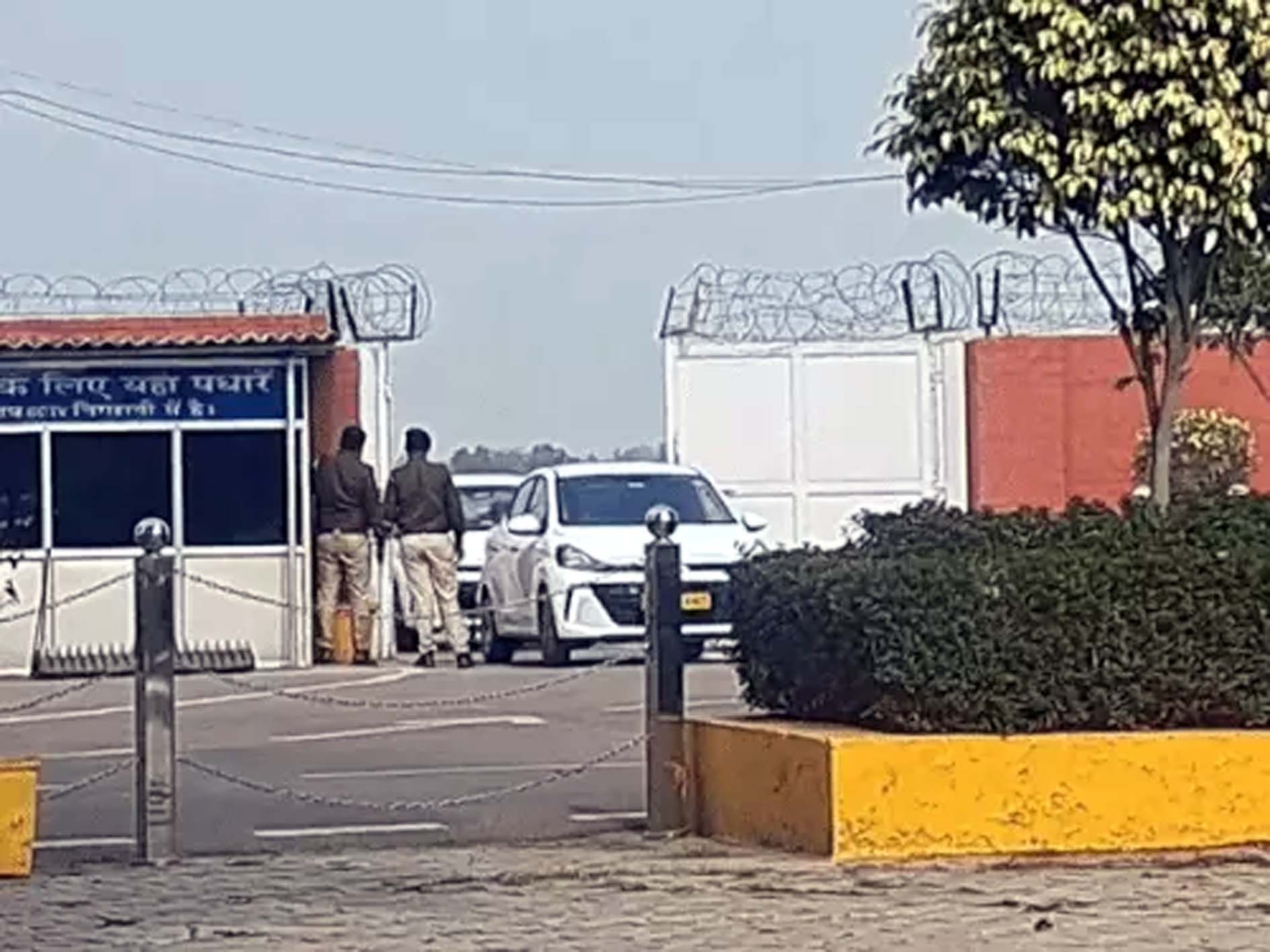 हिसार एयरपोर्ट से निकलती प्रशासनिक अधिकारियों की गाड़ी। हिसार एयरपोर्ट से निकलती प्रशासनिक अधिकारियों की गाड़ी।