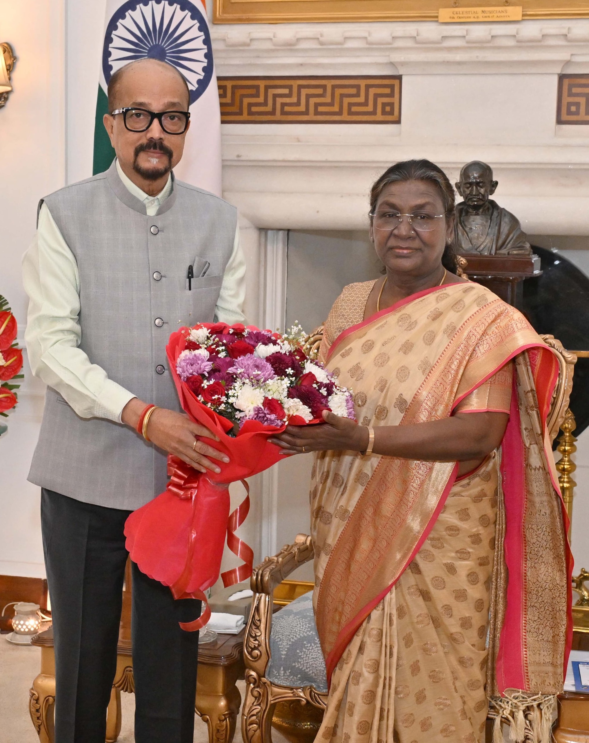 राज्यपाल रमेन डेका राष्ट्रपति भवन में राष्ट्रपति द्रौपदी मुर्मु से सौजन्य मुलाकात करते हुए राज्यपाल रमेन डेका राष्ट्रपति भवन में राष्ट्रपति द्रौपदी मुर्मु से सौजन्य मुलाकात करते हुए