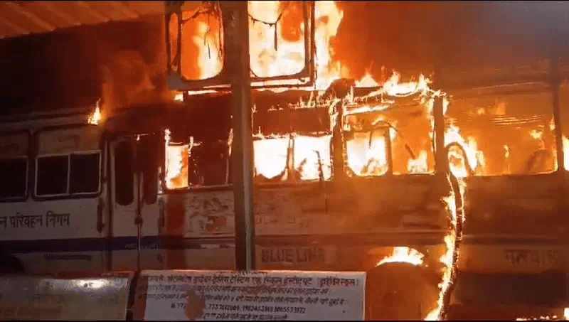 बस करीब डेढ़ तक जलती रही। फायर ब्रिगेड ने एक घंटे में काबू पाया। बस करीब डेढ़ तक जलती रही। फायर ब्रिगेड ने एक घंटे में काबू पाया।
