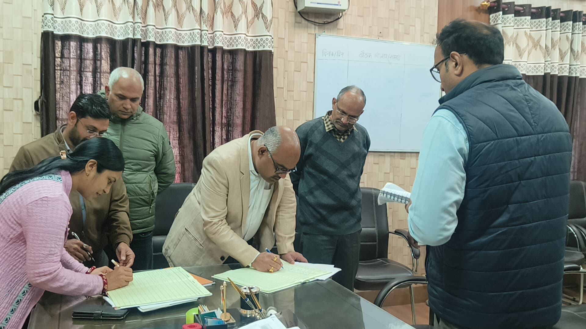 निरीक्षण करते जिलाधिकारी जितेंद्र प्रताप सिंह निरीक्षण करते जिलाधिकारी जितेंद्र प्रताप सिंह