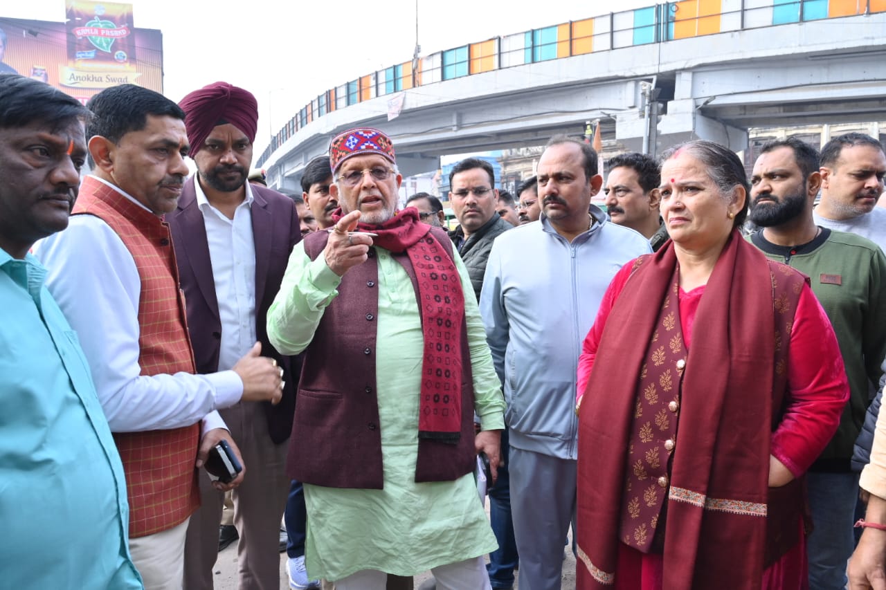 निरीक्षण करते सुरेश खन्ना निरीक्षण करते सुरेश खन्ना