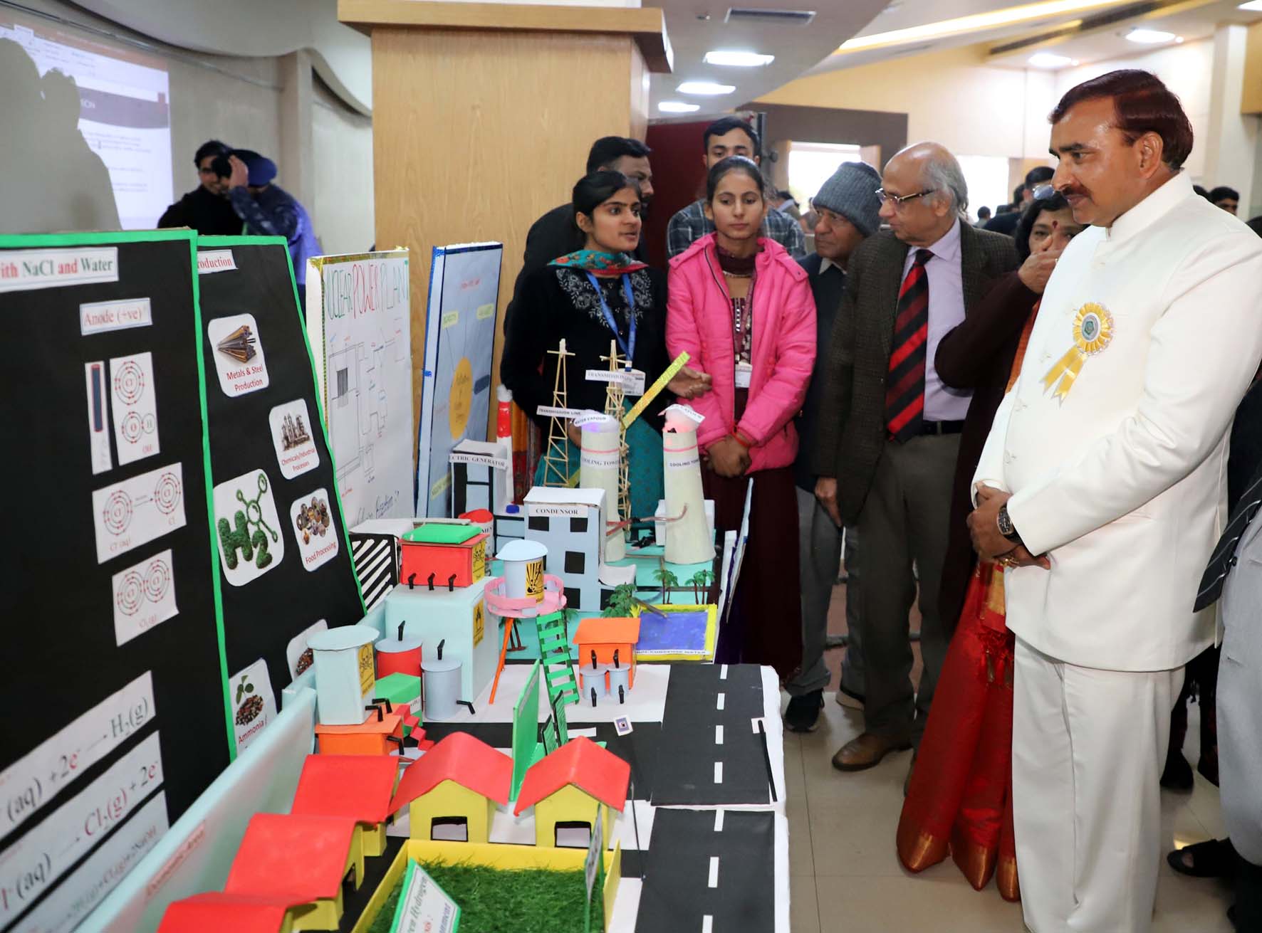 विज्ञान उत्सव में मॉडल प्रदर्शनी का अवलोकन करते मुख्यातिथि कुलपति प्रो. नरसी राम बिश्नोई एवं अन्य। विज्ञान उत्सव में मॉडल प्रदर्शनी का अवलोकन करते मुख्यातिथि कुलपति प्रो. नरसी राम बिश्नोई एवं अन्य।
